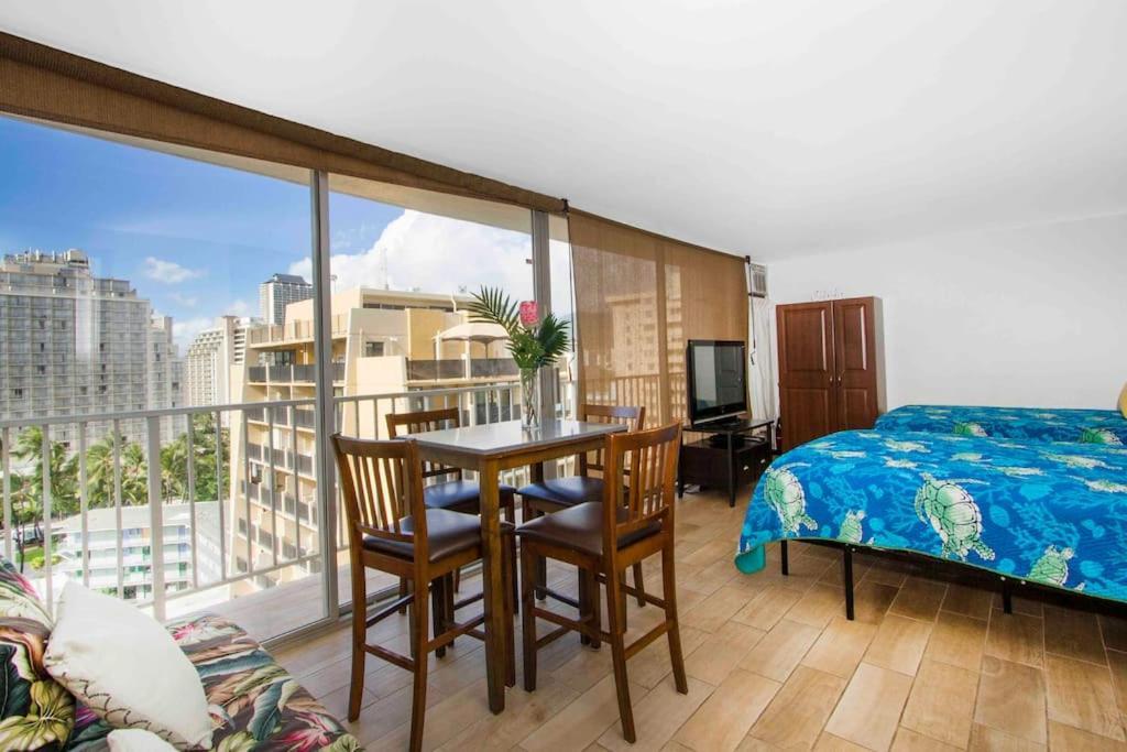 Pacific Monarch Aparthotel Honolulu Room photo